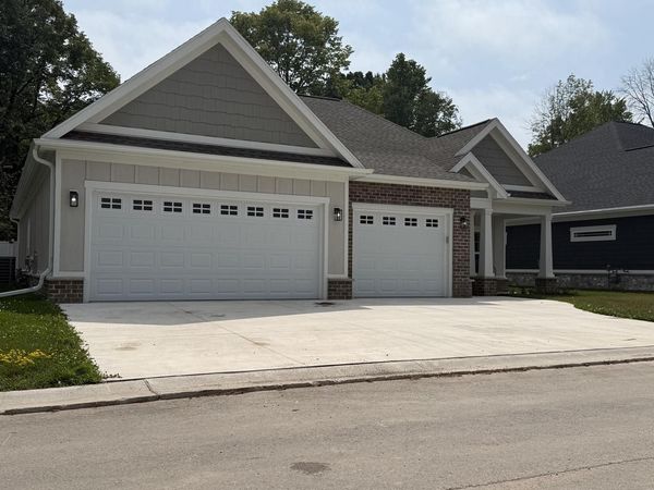 327 Lynx LANE, Manitowoc, WI 54220