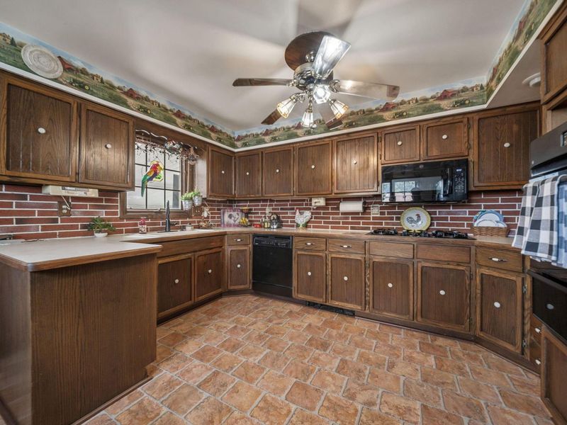 400 Maple Drive , Columbus, OH 43228 Photo 13
