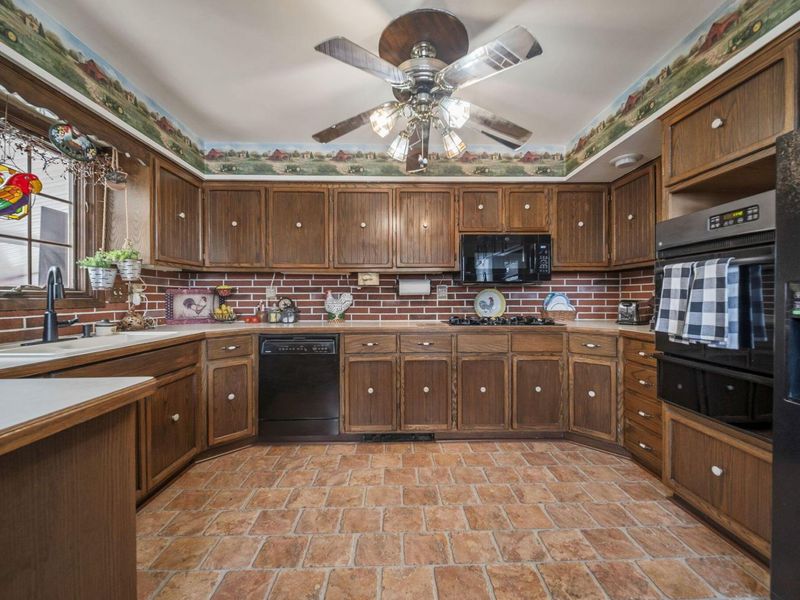 400 Maple Drive , Columbus, OH 43228 Photo 15