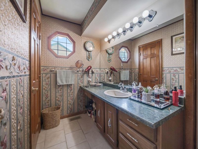 400 Maple Drive , Columbus, OH 43228 Photo 37