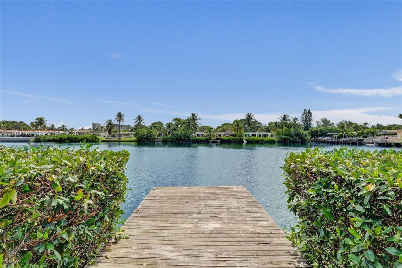 19231 NE 22nd Ave , Miami, FL 33180 Photo