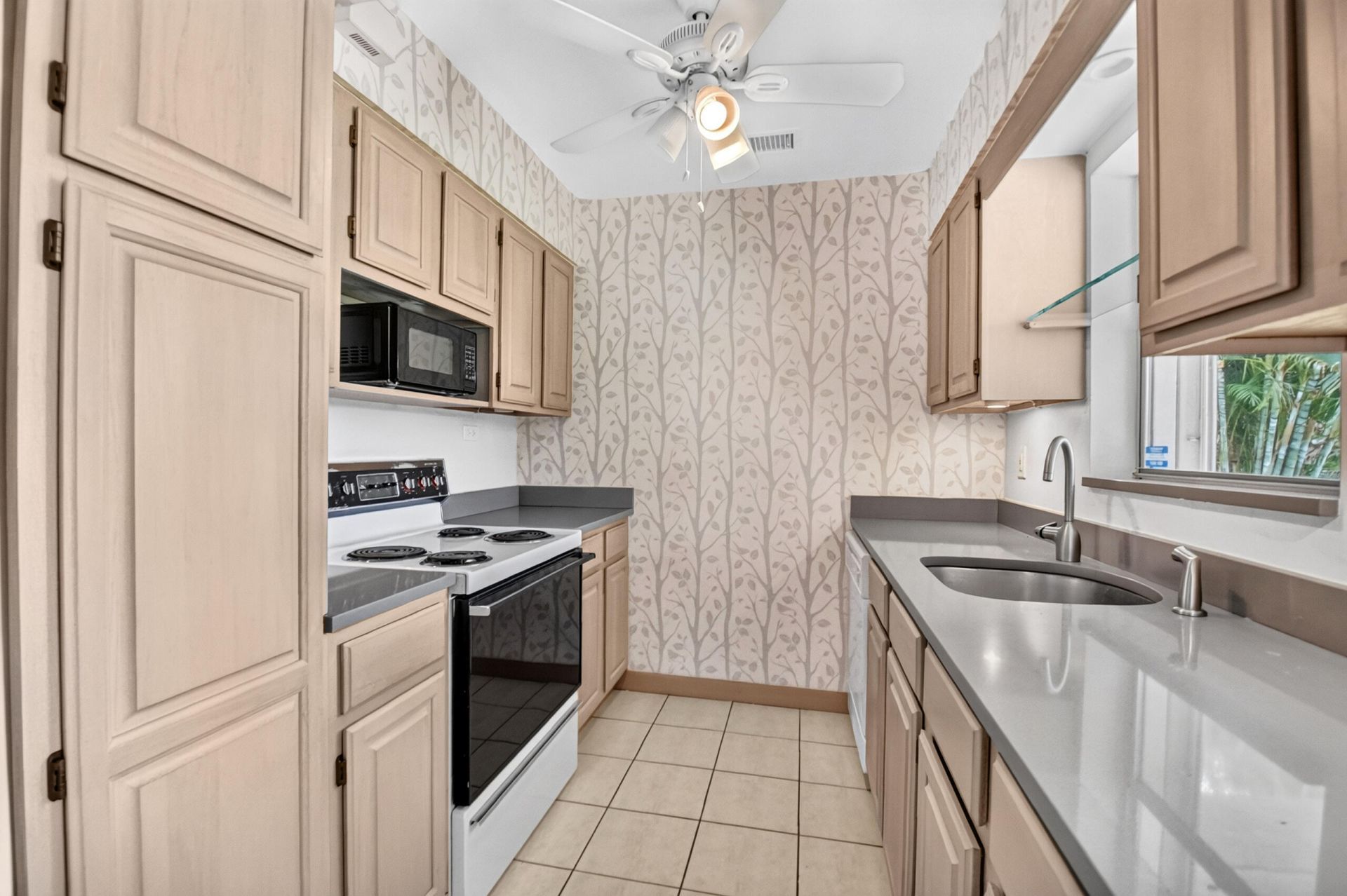 129 Greenbrier Drive, Palm Springs, FL 33461 Photo