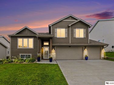17601 Palisades Drive, Omaha, NE 68136