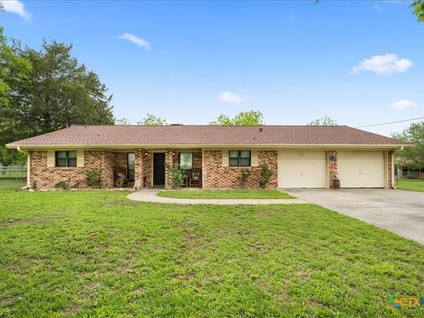 130 Elm Street , Flatonia, TX 78941