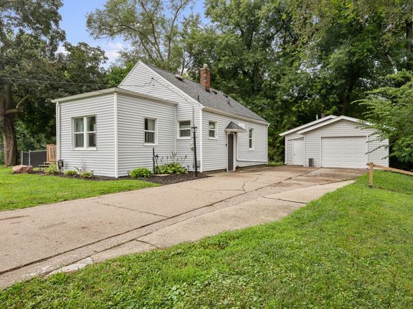 2548 Hawley Street, Bettendorf, IA 52722