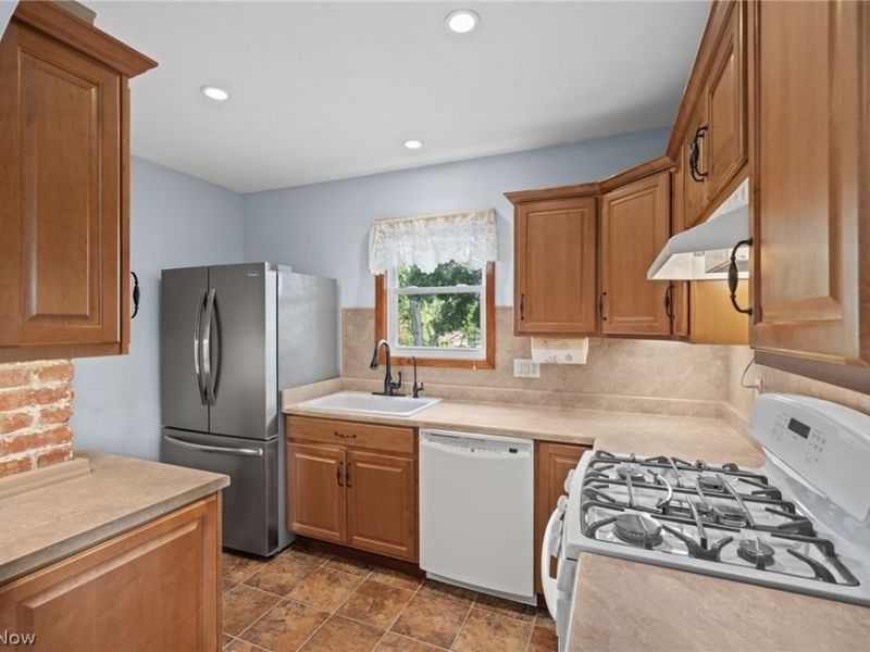 957 Cleveland Avenue , Amherst, OH 44001 Photo 11