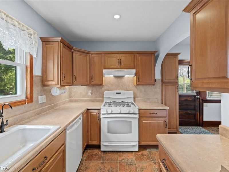 957 Cleveland Avenue , Amherst, OH 44001 Photo 12
