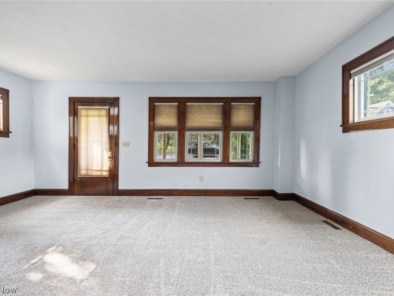 957 Cleveland Avenue , Amherst, OH 44001 Photo 6