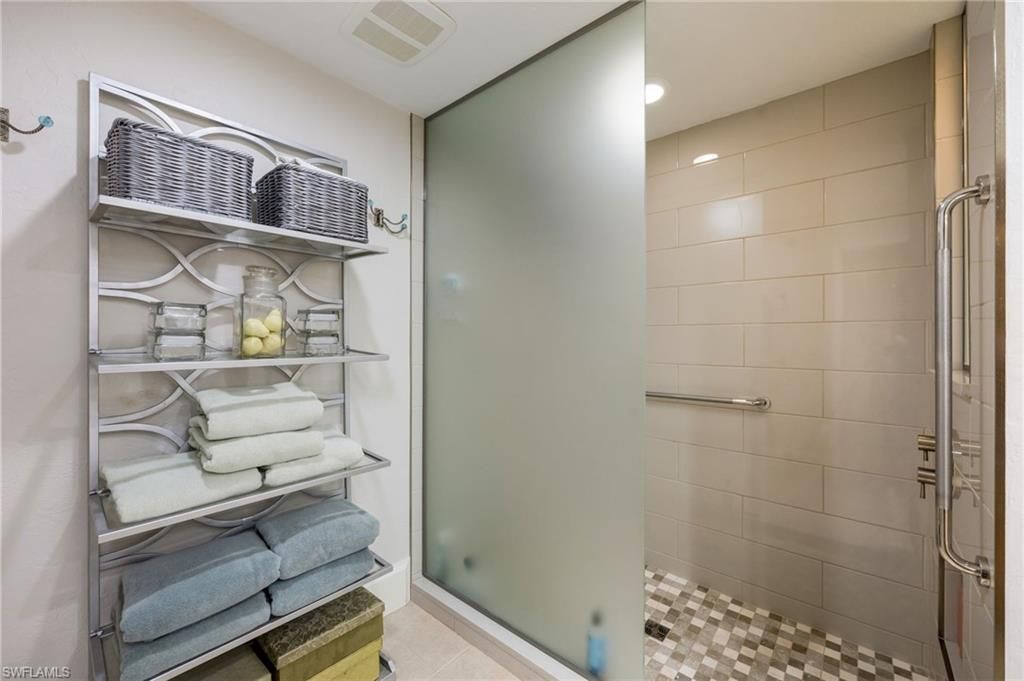 360 Edgemere Way N, Unit 25, Naples, FL 34105 Photo