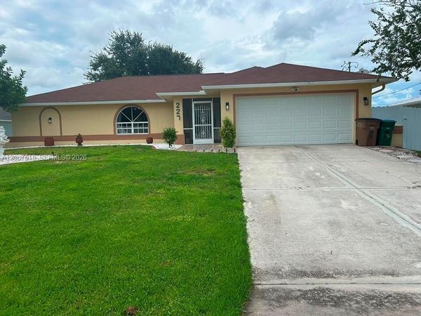227 SE 43 LN , Cape Coral, FL 33904