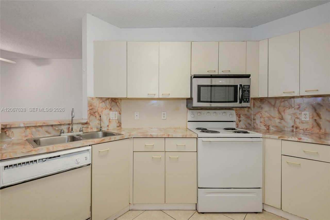 6272 NW 186th St , Unit 106, Miami, FL 33015 Photo