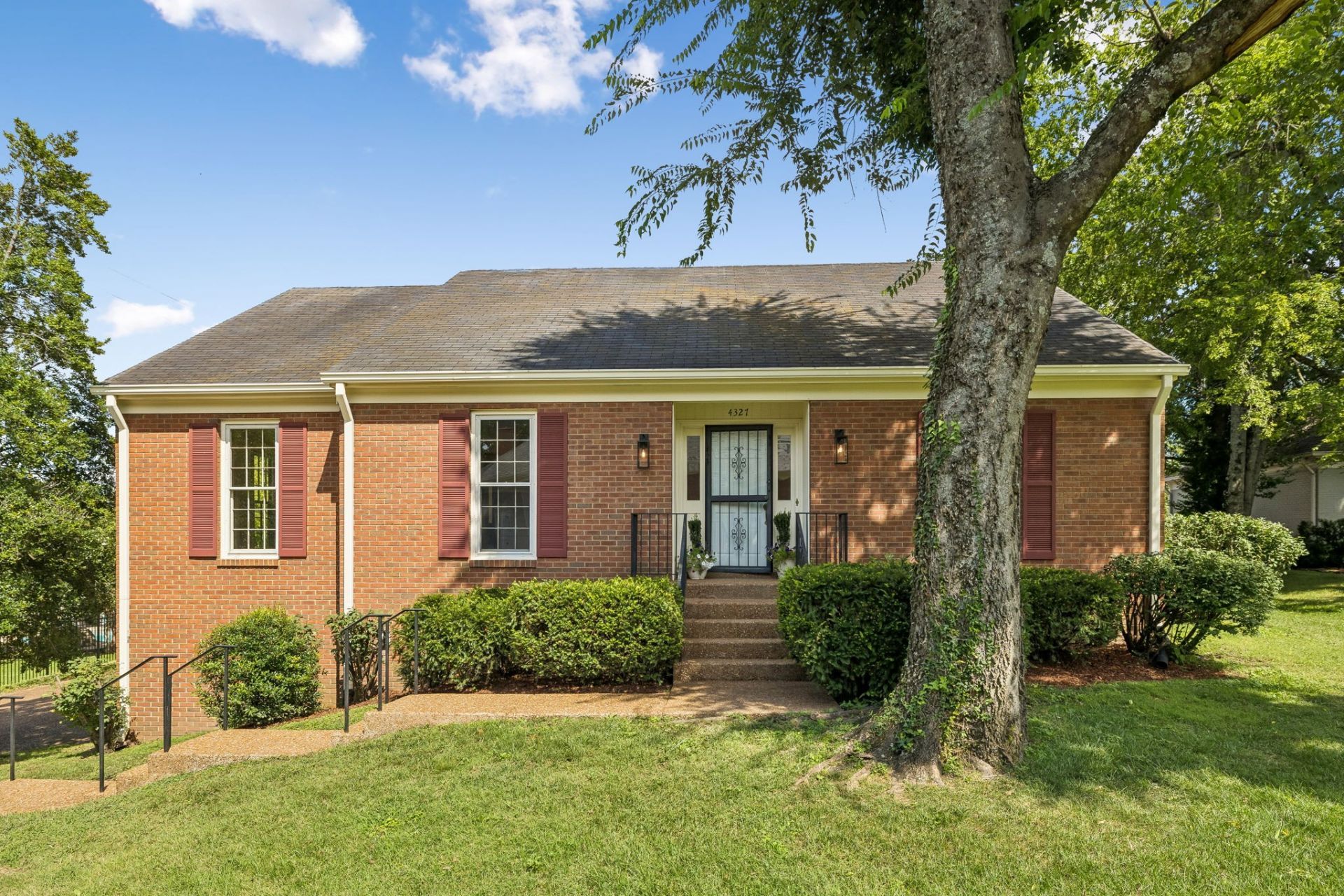 4327 Belmont Park Ter  Nashville, TN 37215