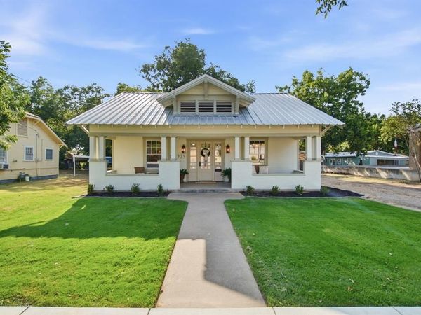 225 S Texas Street, De Leon, TX 76444