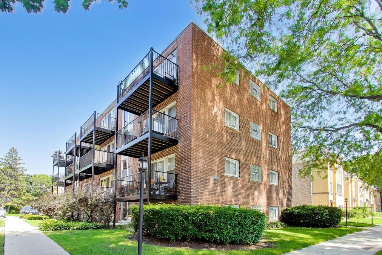 2622 W Catalpa Avenue, Unit 8, Chicago, IL 60625 Main Photo