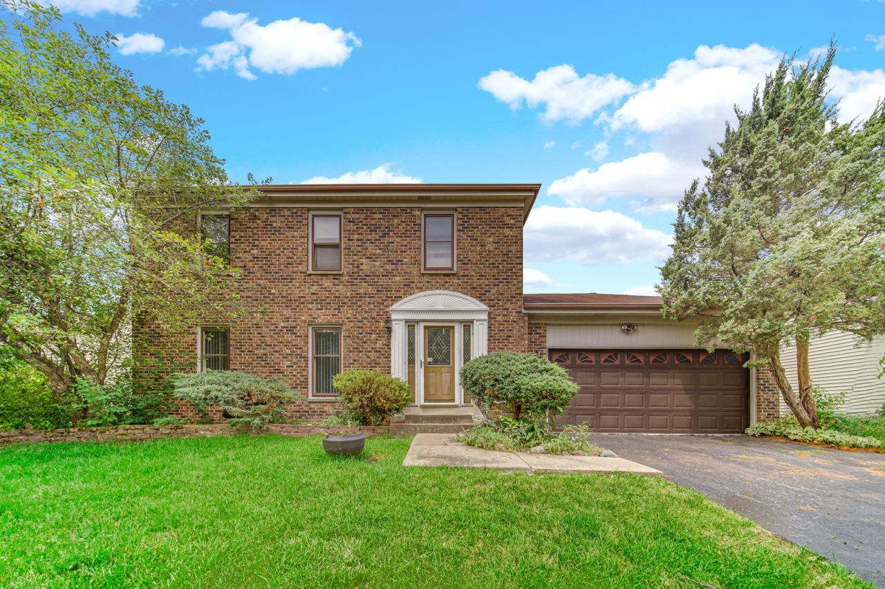 160 Chatham Lane, Roselle, IL 60172 Main Photo