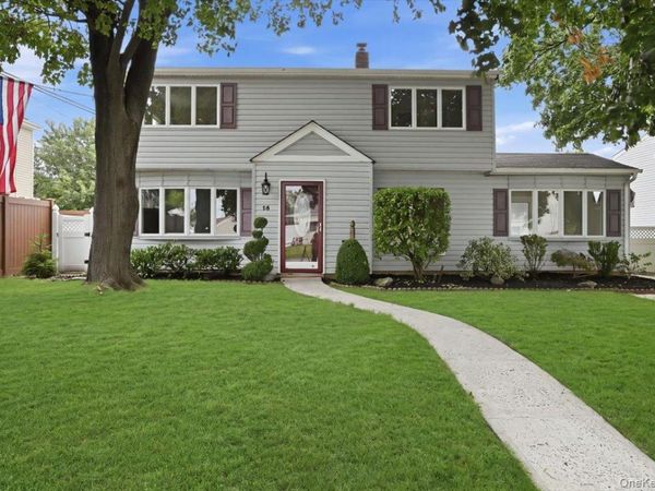 14 Crest Lane , Levittown, NY 11756