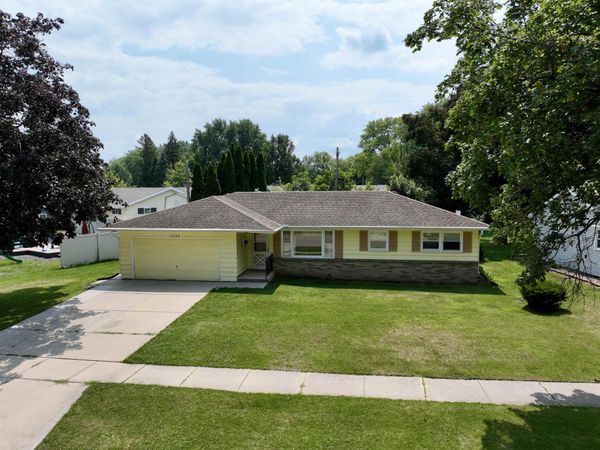 2122 N Hawthorne Park Drive, Janesville, WI 53545