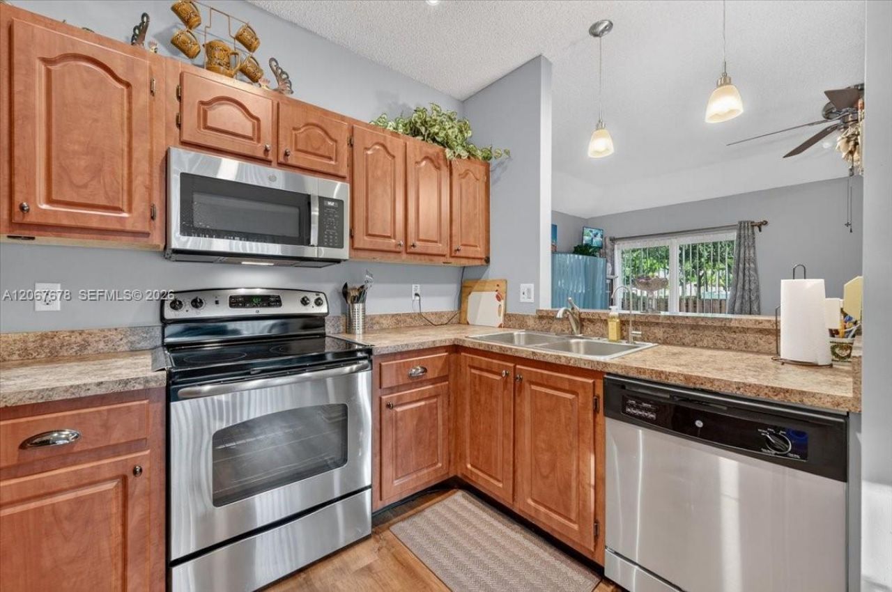 8601 SW 16th St, Pembroke Pines, FL 33025 Photo