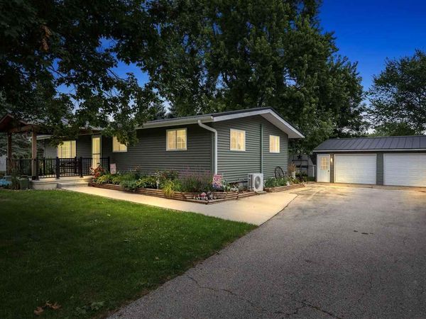 148 Delhi Rd, Manchester, IA 52057