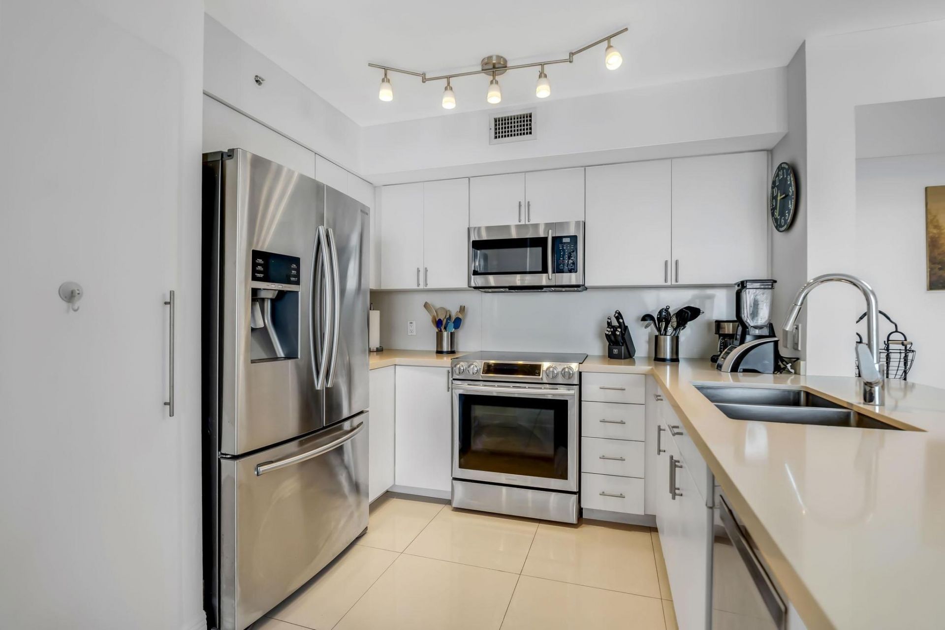 1155 Brickell Bay Drive, Unit 2509, Miami, FL 33131 Photo