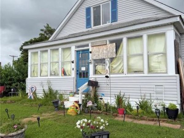 61 E Lorena Avenue, Wood River, IL 62095