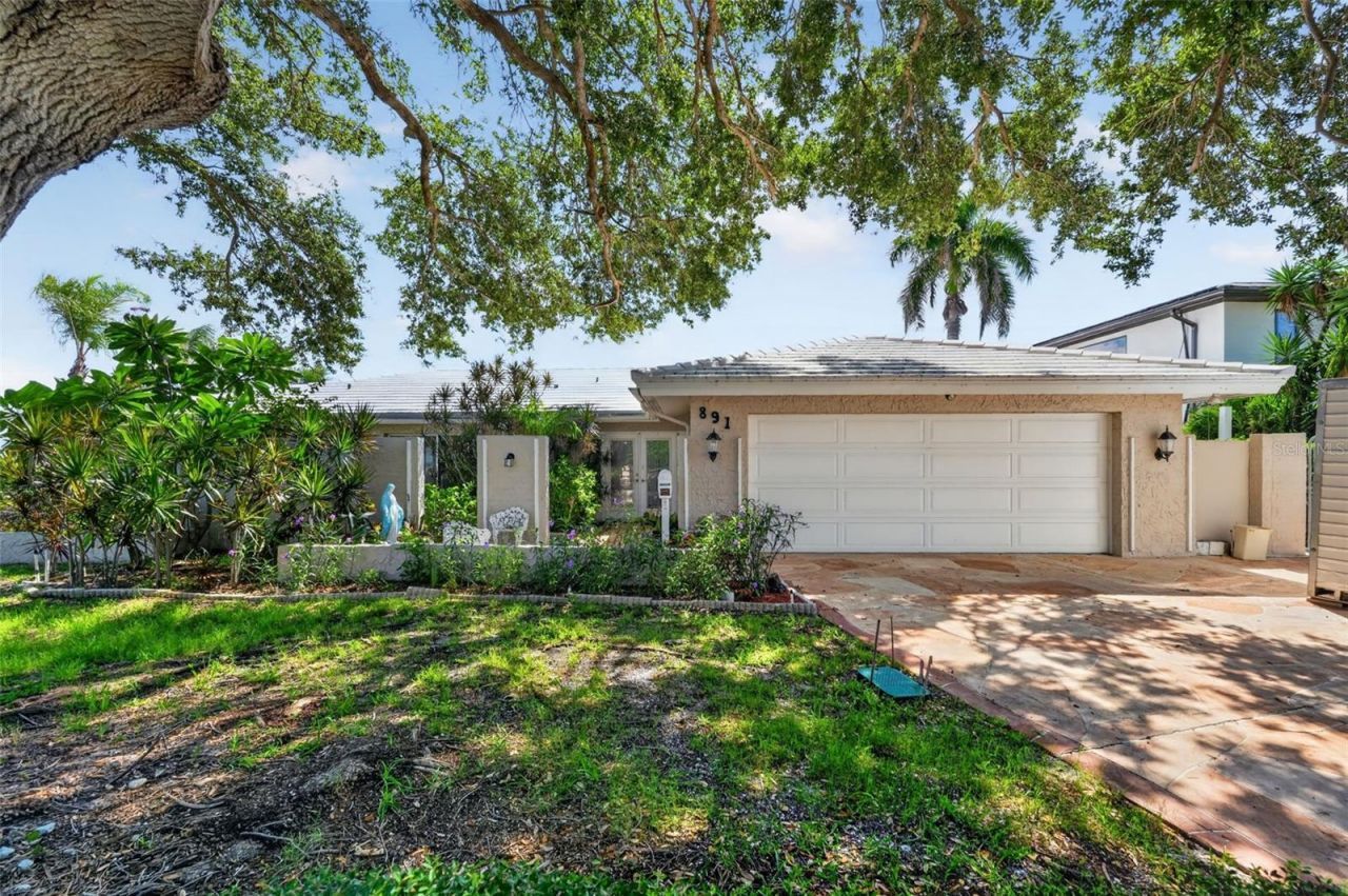 891 Island Way, Clearwater Beach, FL 33767 Main Photo