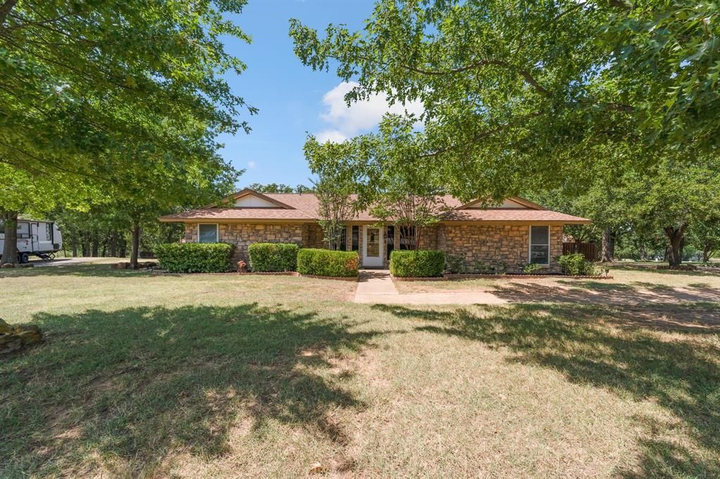 212 Roaring Springs Drive, Joshua, TX 76058 Main Photo