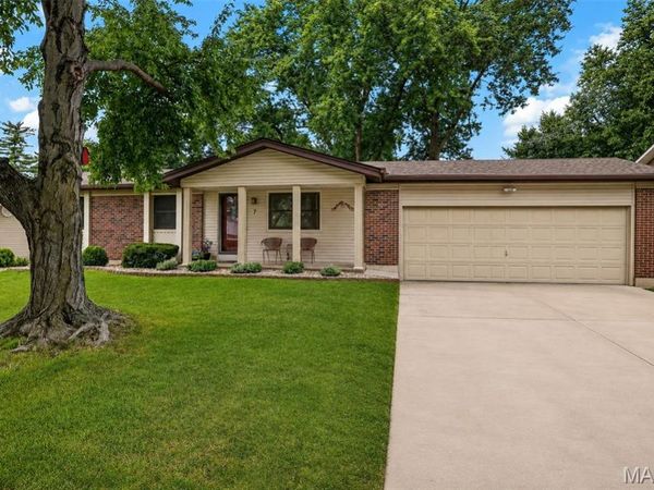 7 Park Charles Boulevard , St Peters, MO 63376