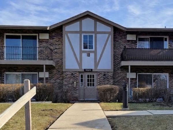 9S220 Frontage Road , Unit 18-105, Willowbrook, IL 60527