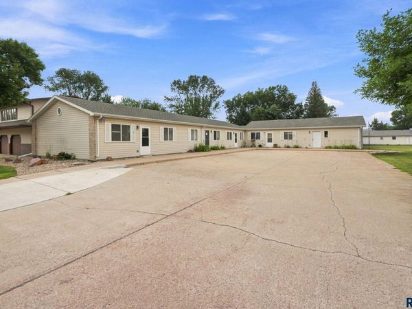 723 W 2nd Ave, Lennox, SD 57039
