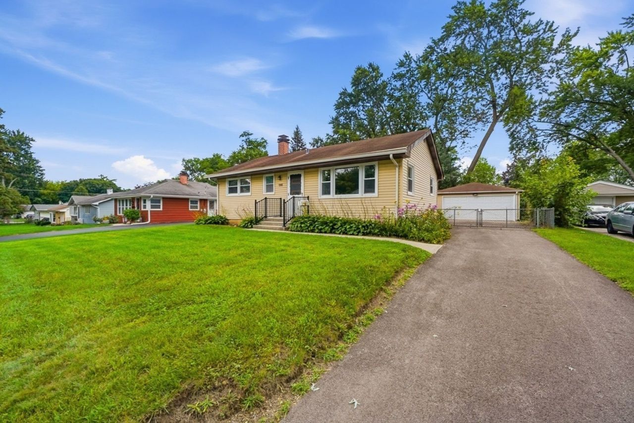 423 Lawrence Avenue, Grayslake, IL 60030 Main Photo