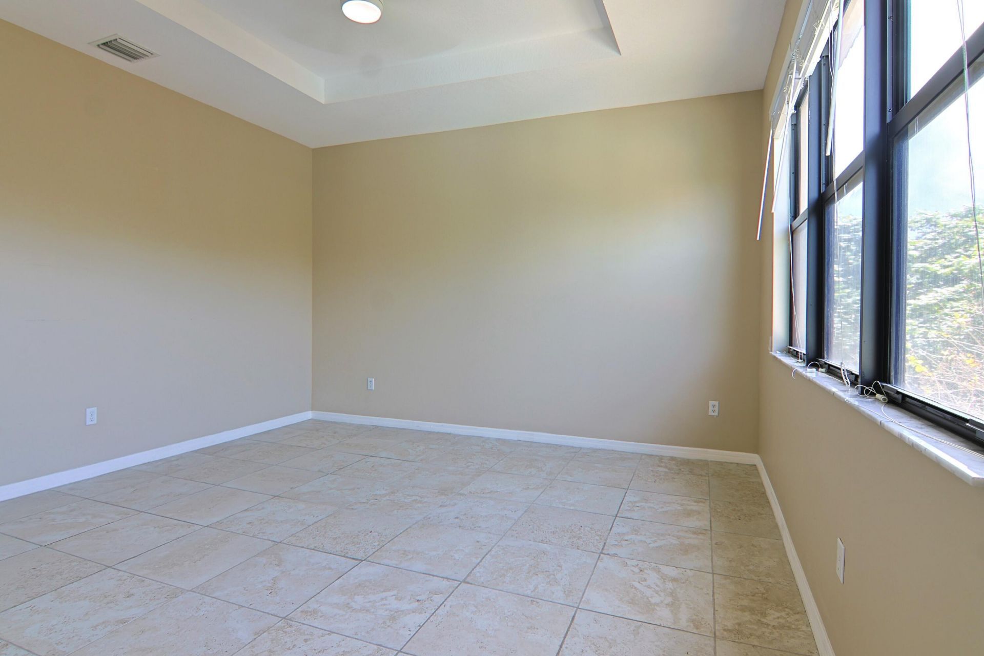 634 NE 193rd Terrace, Miami, FL 33179 Photo