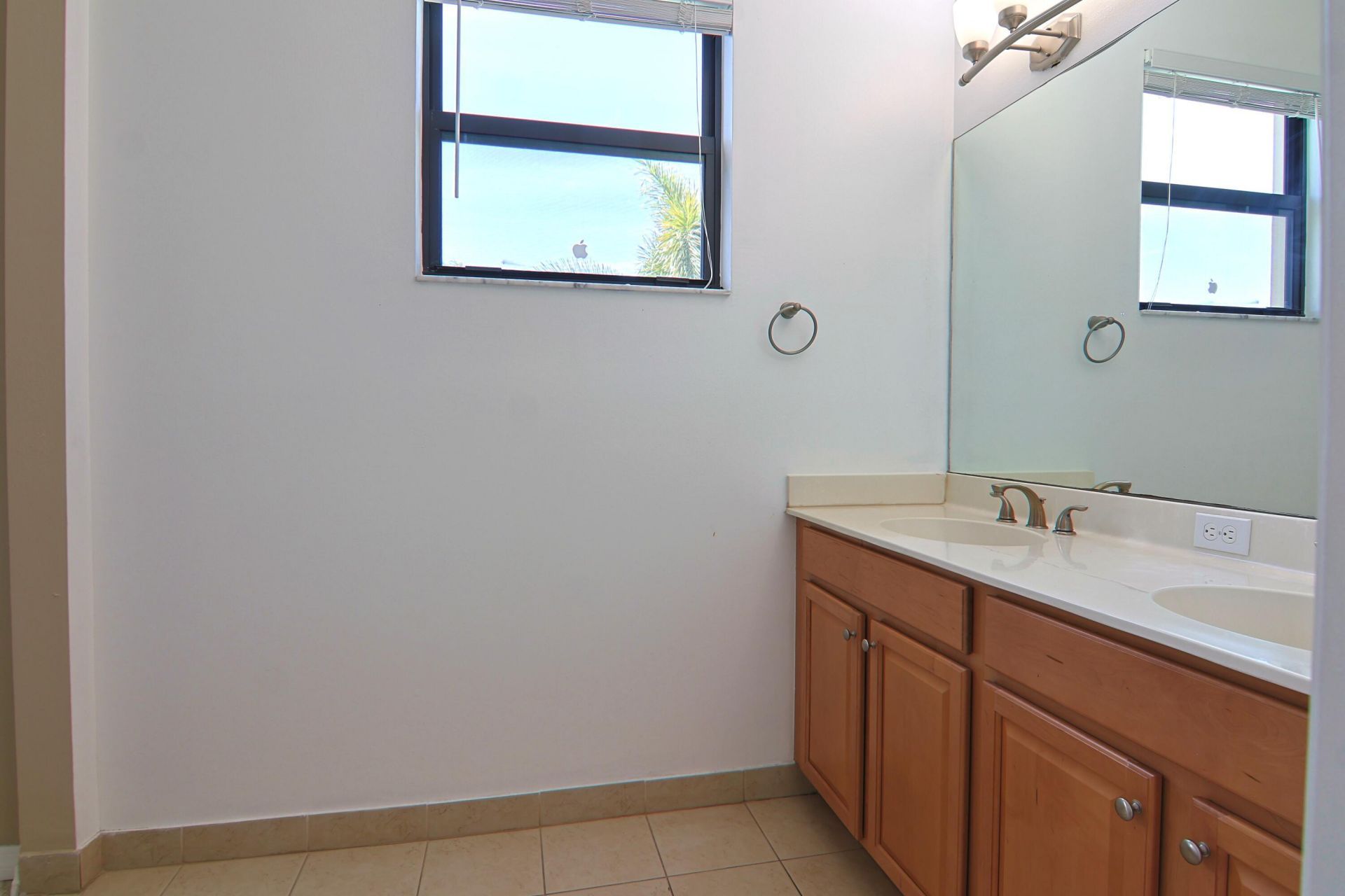 634 NE 193rd Terrace, Miami, FL 33179 Photo