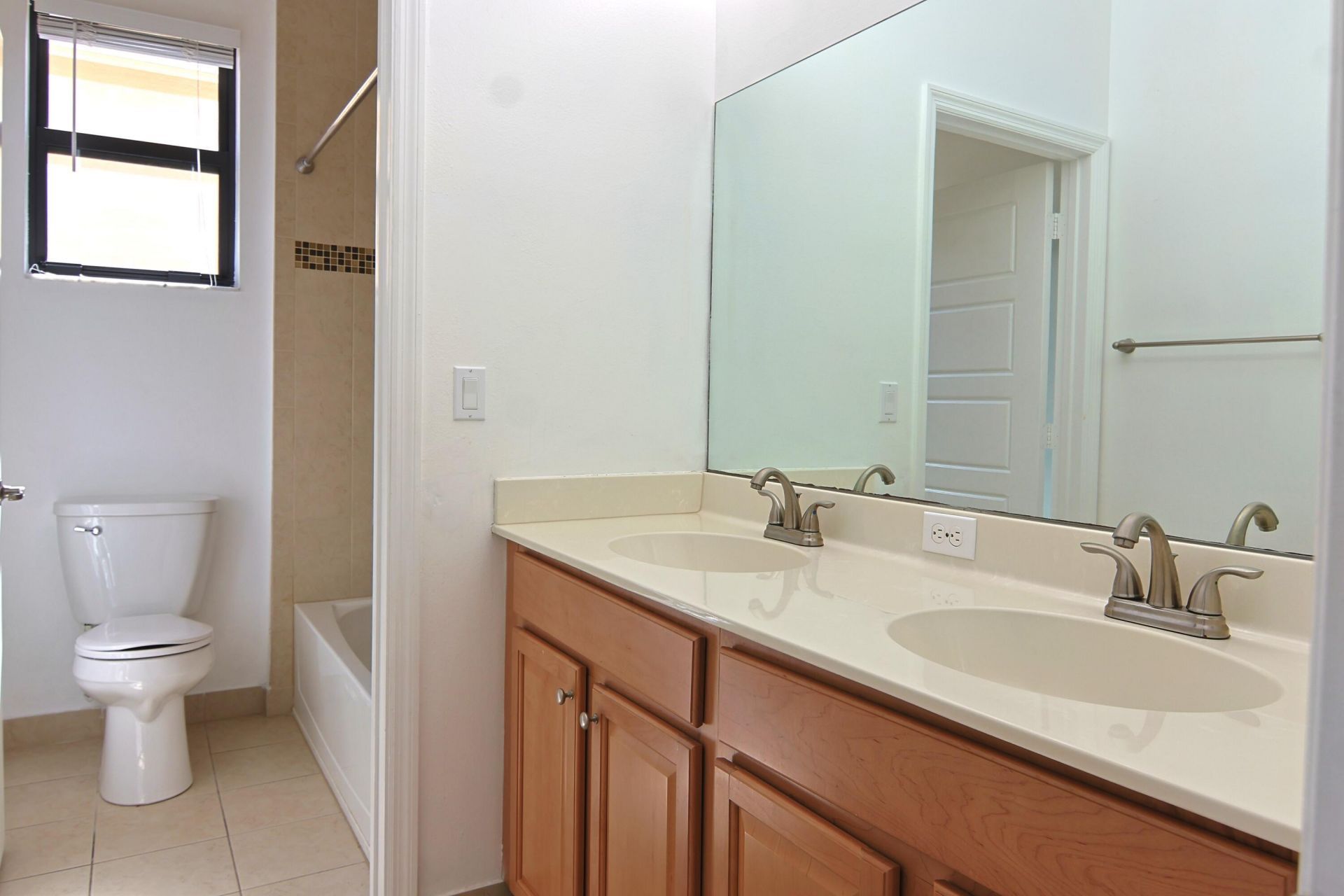 634 NE 193rd Terrace, Miami, FL 33179 Photo