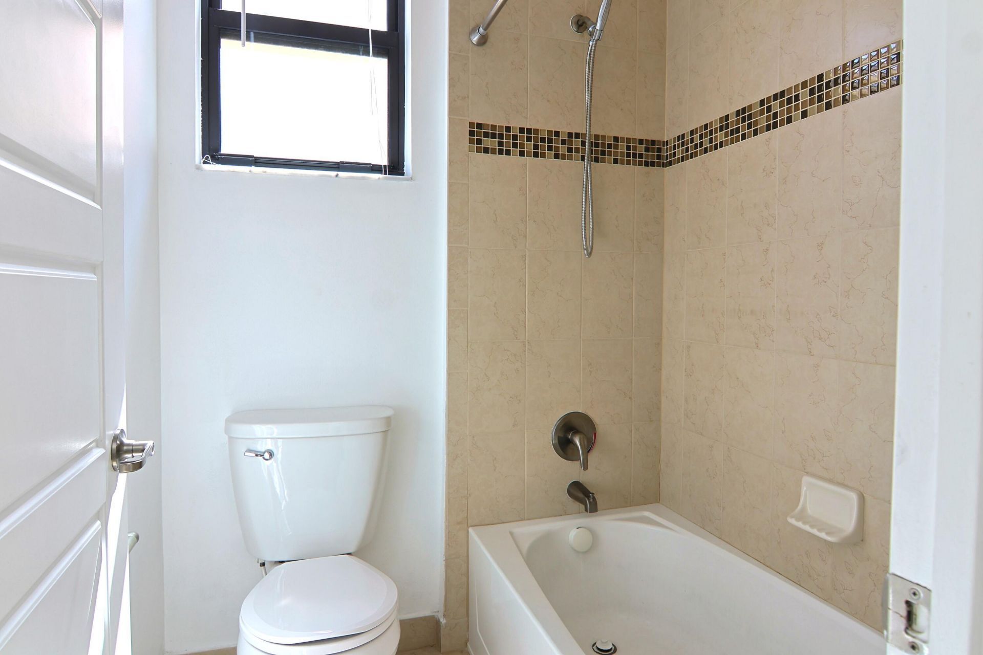 634 NE 193rd Terrace, Miami, FL 33179 Photo