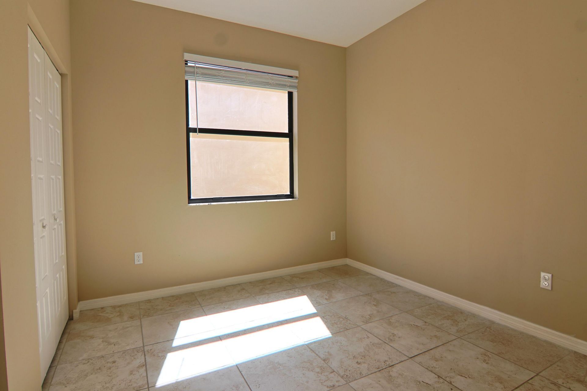634 NE 193rd Terrace, Miami, FL 33179 Photo