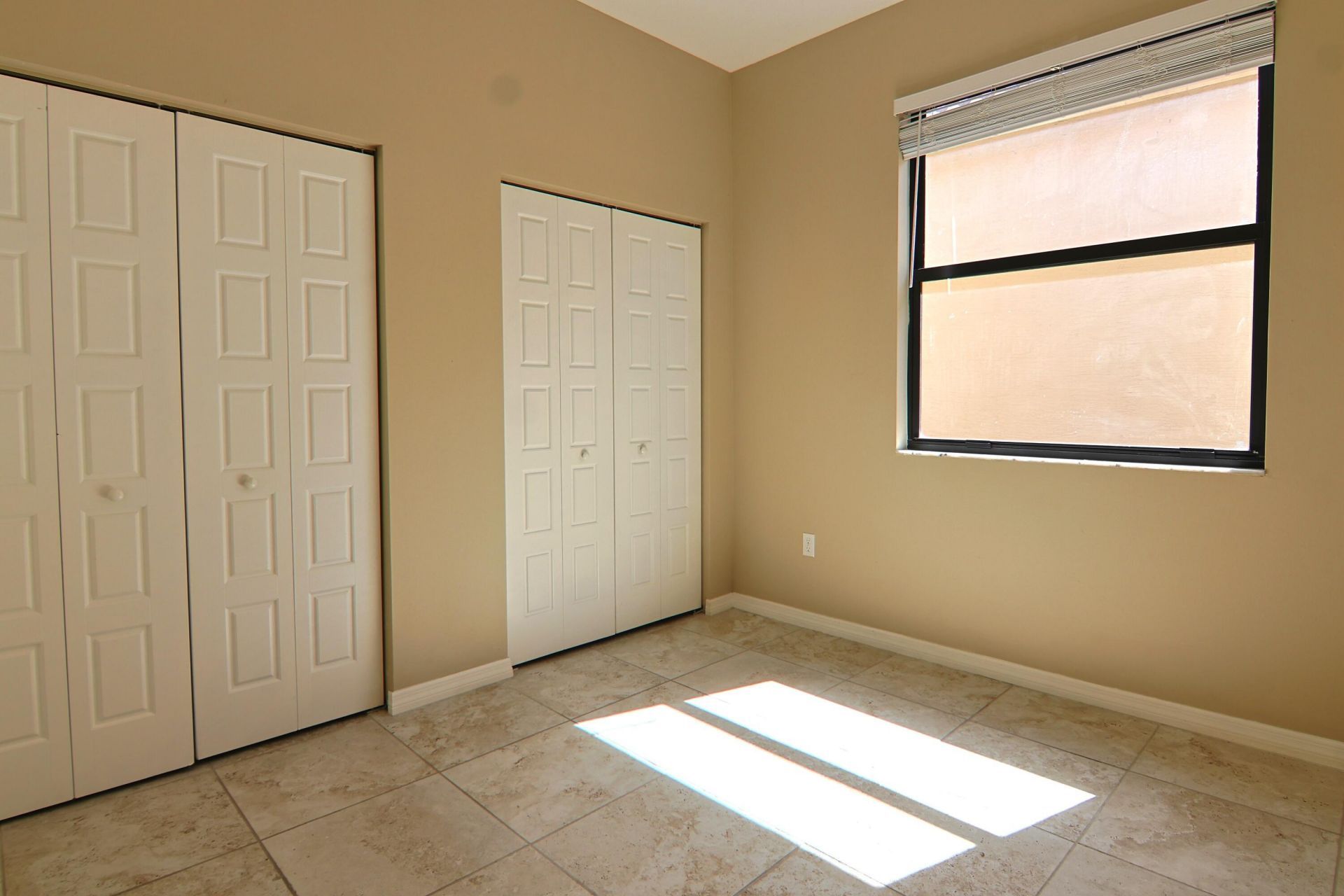 634 NE 193rd Terrace, Miami, FL 33179 Photo