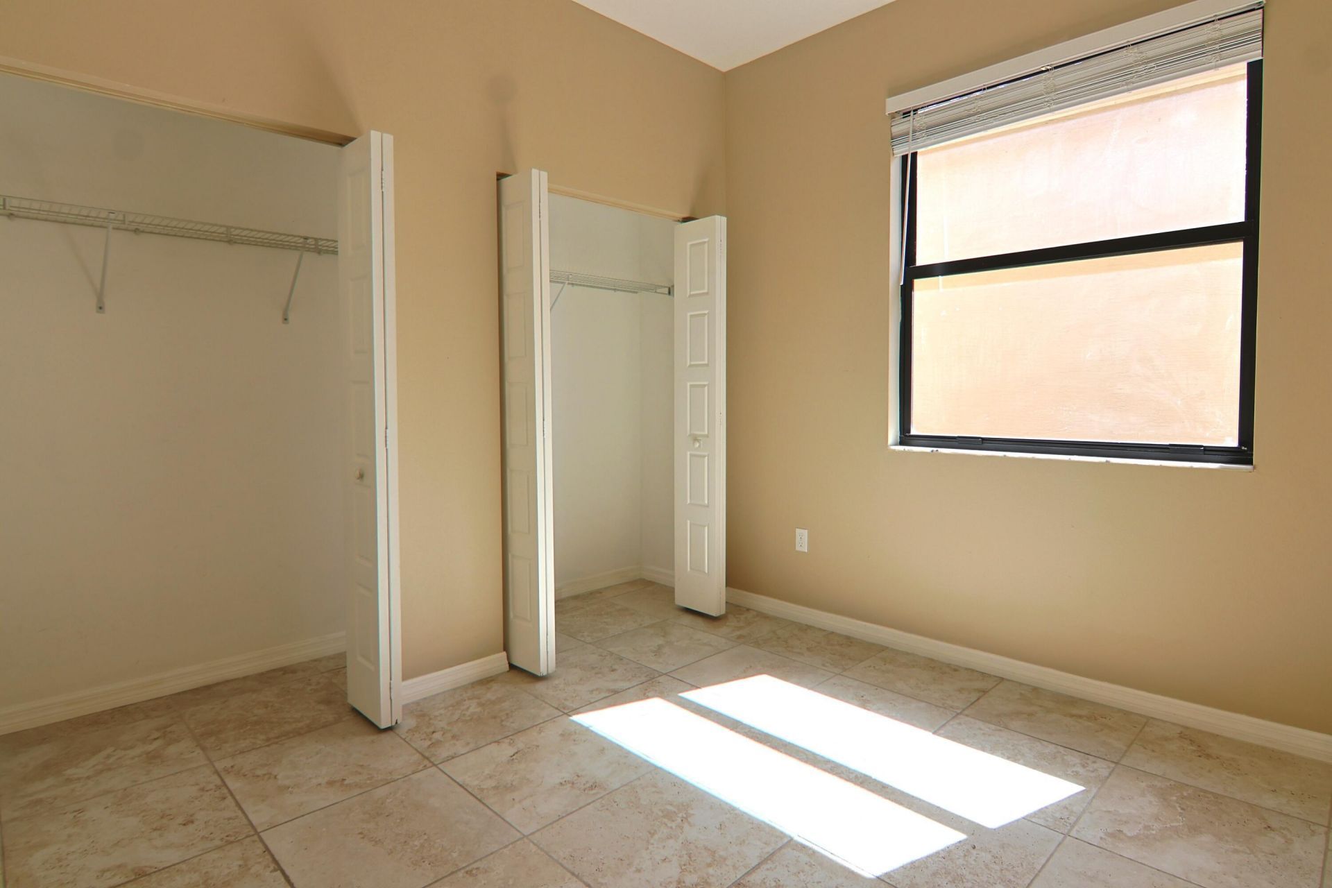 634 NE 193rd Terrace, Miami, FL 33179 Photo