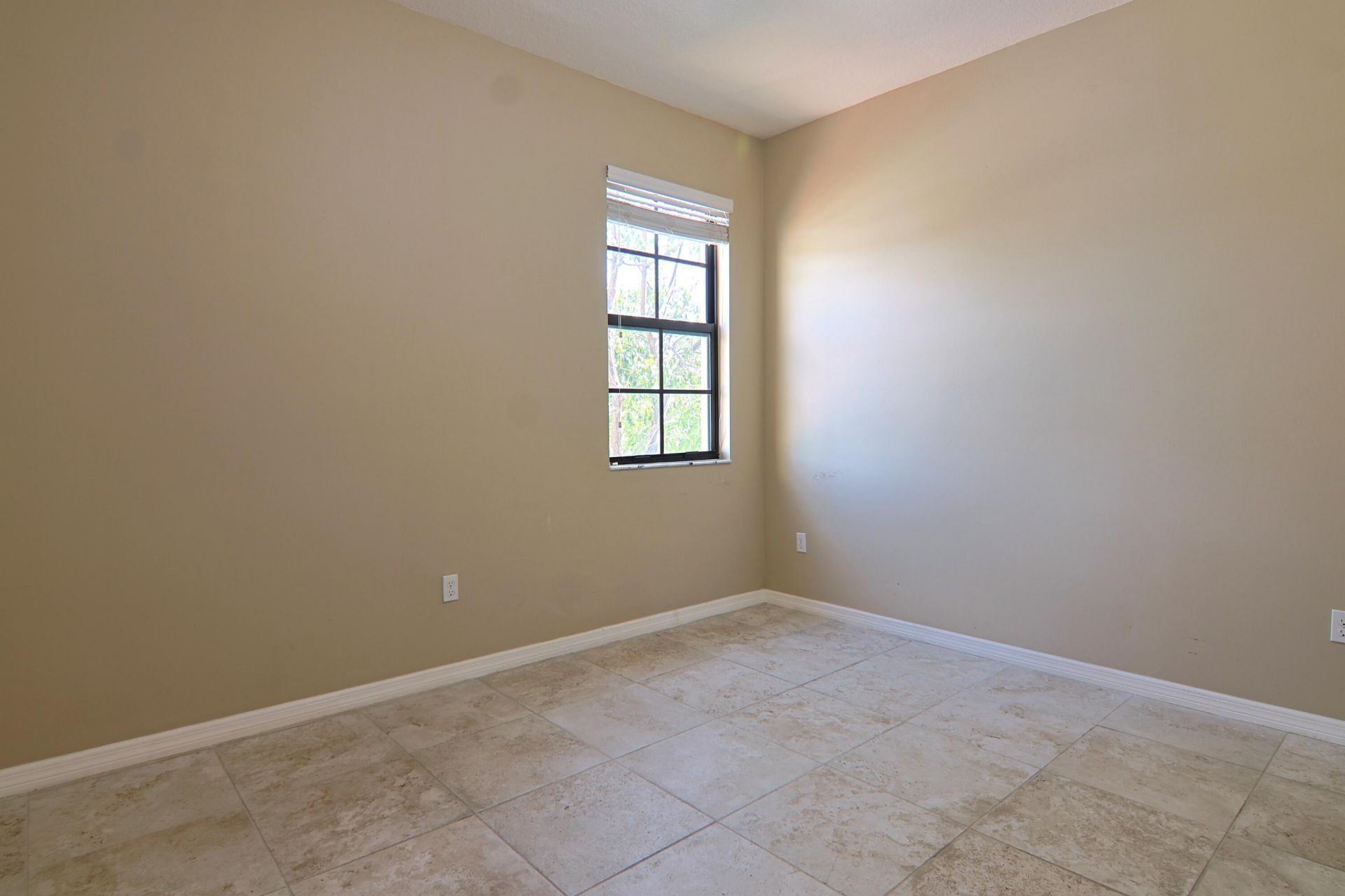 634 NE 193rd Terrace, Miami, FL 33179 Photo
