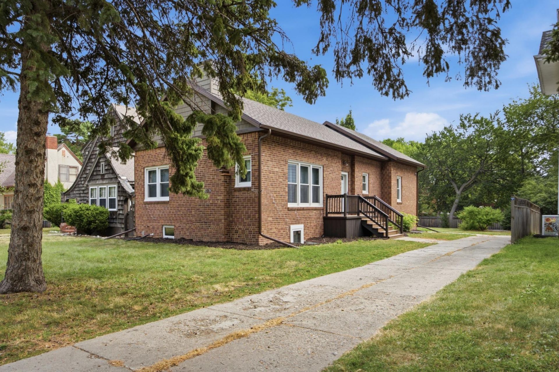 618 6th Street S primary photo