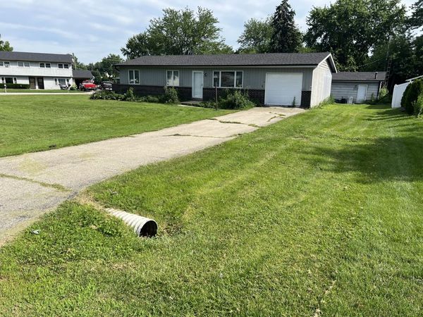 1 Shell Court , Oswego, IL 60543