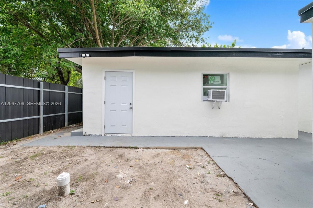 1521 NW 33rd St , Miami, FL 33142 Photo