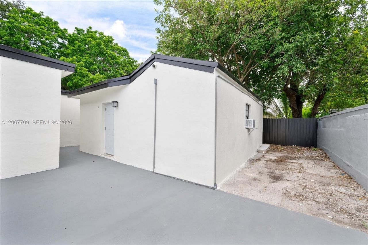 1521 NW 33rd St , Miami, FL 33142 Photo