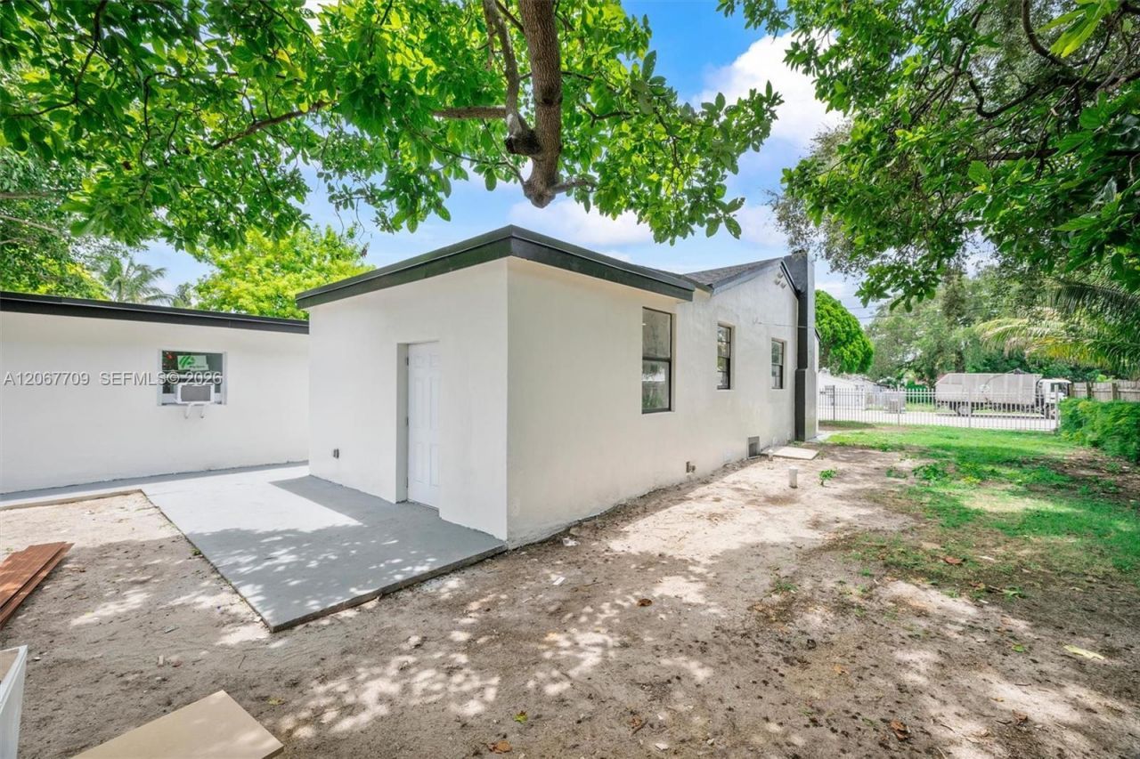 1521 NW 33rd St , Miami, FL 33142 Photo