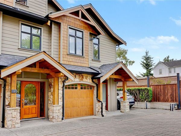 2622 Shelbourne St , Unit #4, Victoria, BC V8R 4L9