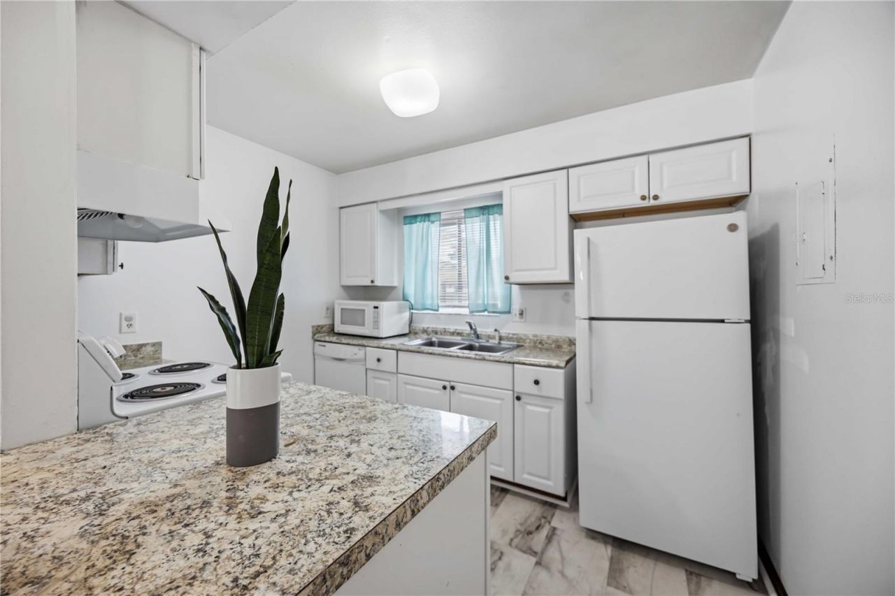 2752 Hidden Lake Boulevard, Unit C, Sarasota, FL 34237 Photo