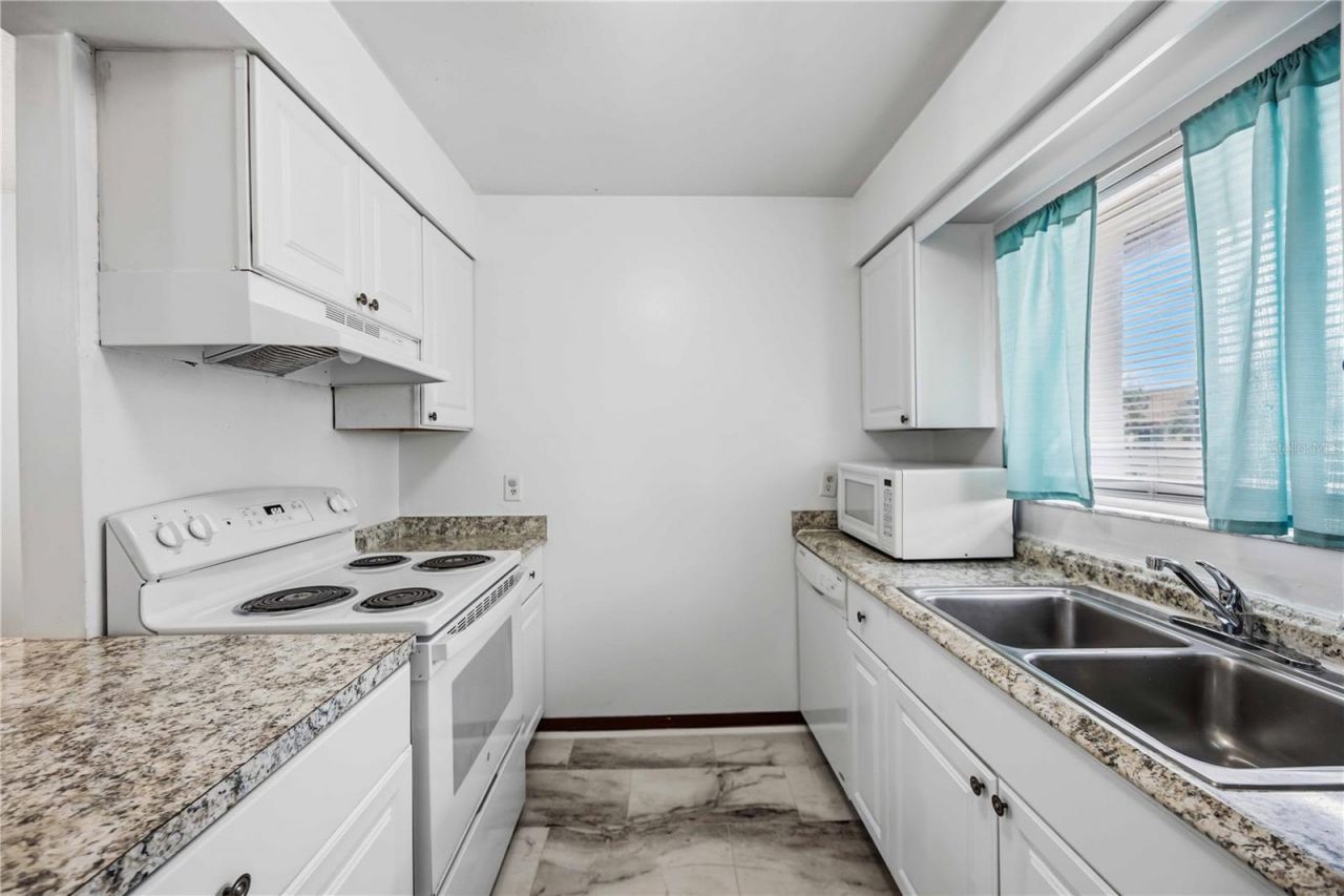 2752 Hidden Lake Boulevard, Unit C, Sarasota, FL 34237 Photo