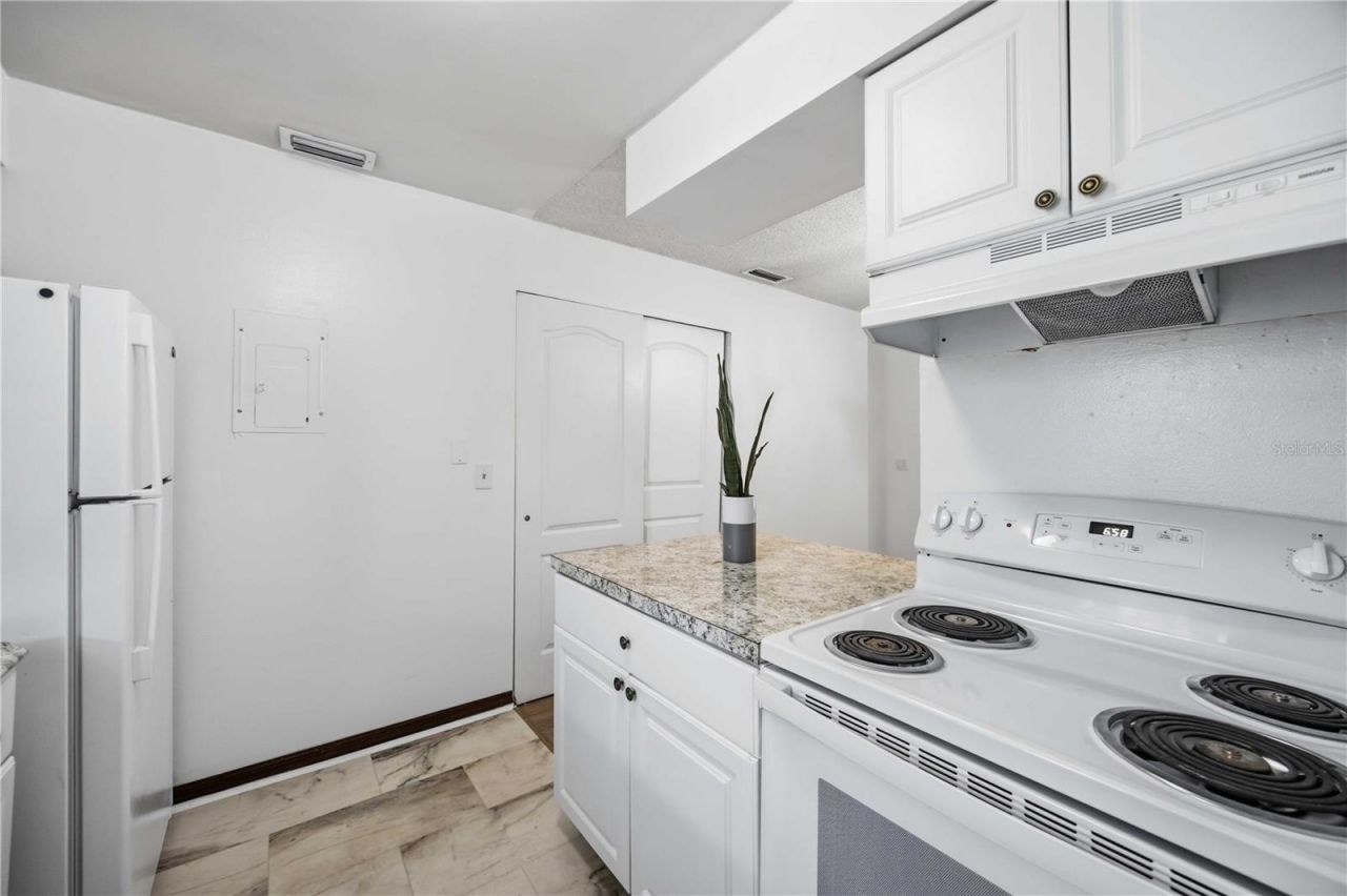 2752 Hidden Lake Boulevard, Unit C, Sarasota, FL 34237 Photo