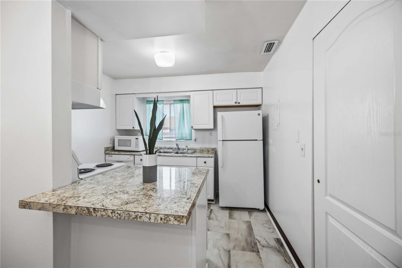 2752 Hidden Lake Boulevard, Unit C, Sarasota, FL 34237 Photo