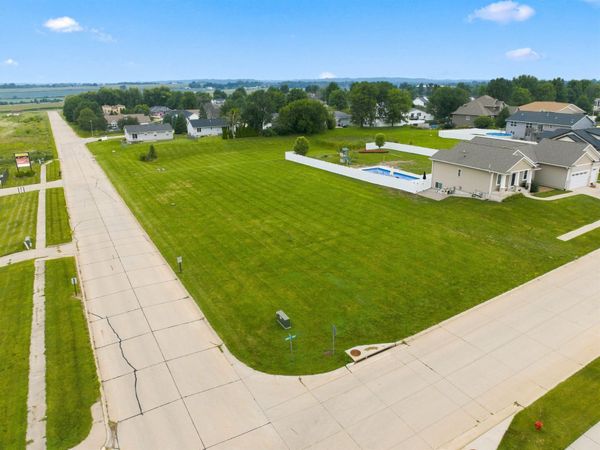 829 Main Street S, Center Point, IA 52213